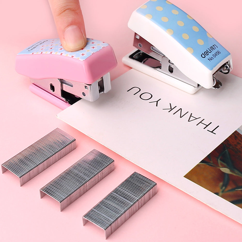 DELI 0456 Mini Stapler Set Portable Paper Binding Machine, Random Color DELI 0456 Mini Stapler Set Portable Paper Binding Machine, Random Color